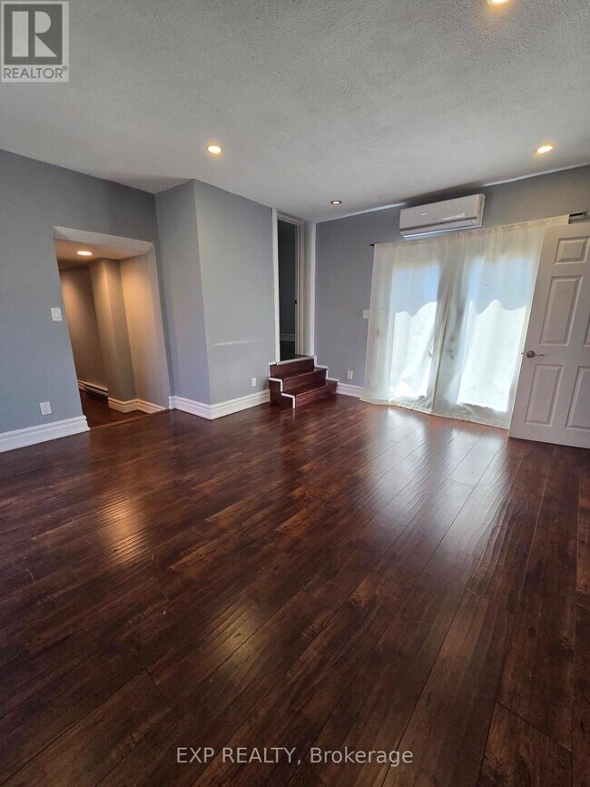 Photo - 2021 Edinburgh Dr