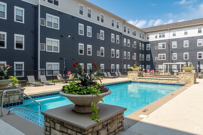 Outdoor Pool & Courtyard - Altitude Columbus