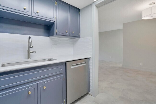 Photo - 315 Venetian Dr Unit 8