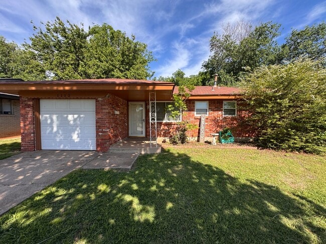 Building Photo - Moore Schools, 3 bed 1.5 bath with fenced yard and new paint1