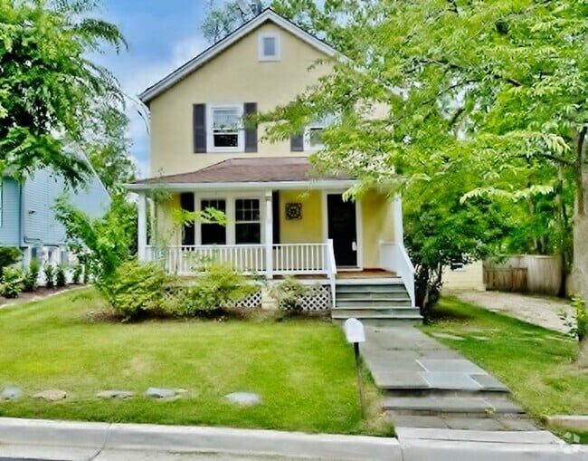 Building Photo - Beautifully updated single family home in ...