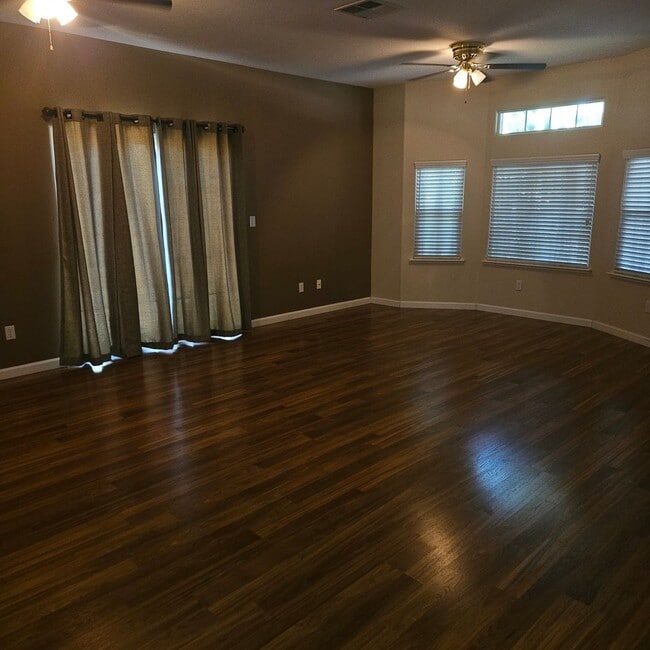 Photo - Charming 3 bedroom Duplex Close to Doctors Hospital