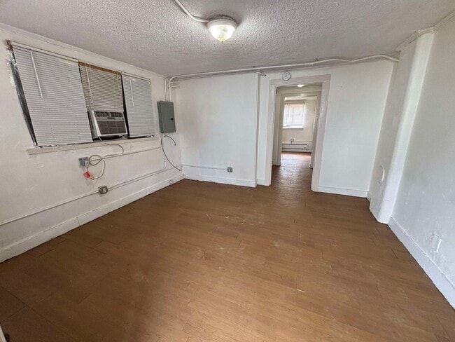 Entry, living area - 12' x 12'6"