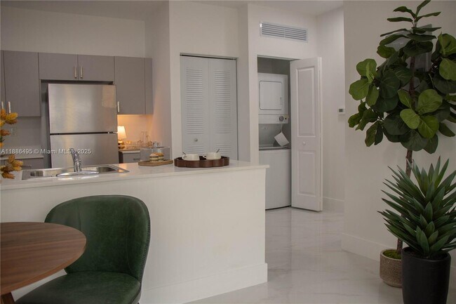 Photo - 1453 W 29th St Unidad 307