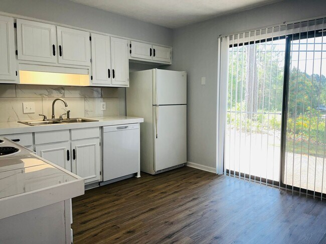 Photo - 104 Peachtree Ct Unit 104 Peachtree Ct A