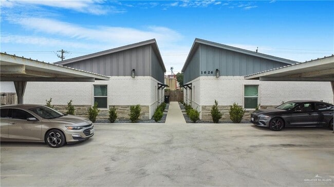 Building Photo - 11 Playa Dr Unit 1