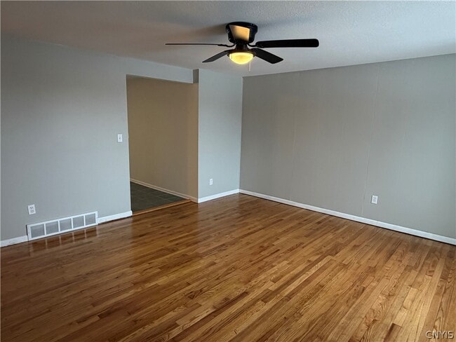 Photo - 8587 Caughdenoy Rd