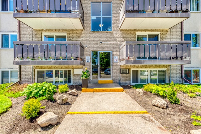 Photo - Lakeside Gardens Apartments