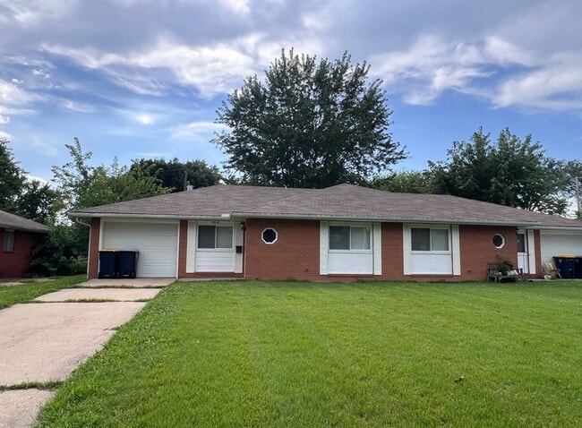 Building Photo - Charming 2Bed/1Bath Duplex Rental