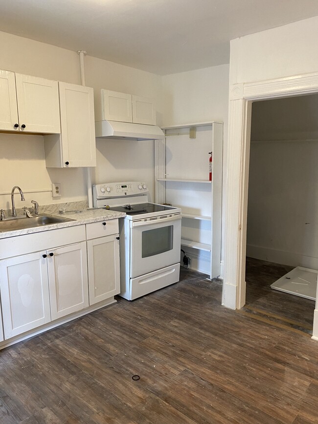 2nd Fl Apt with large pantry and laundry area with washer and dryer - 56 King St Apartamentos Unidad 56 King 2nd Floor