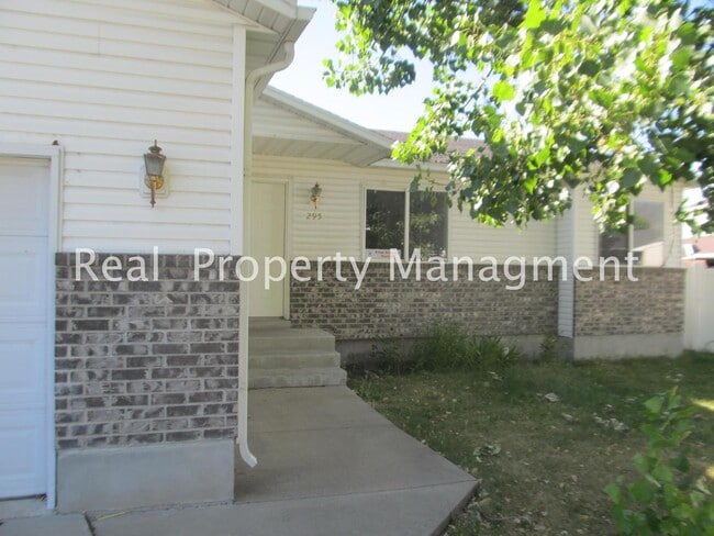 Building Photo - Beautiful and conveniently located 3 Bed, 2 Bath Home available in July! Pet Friendly!