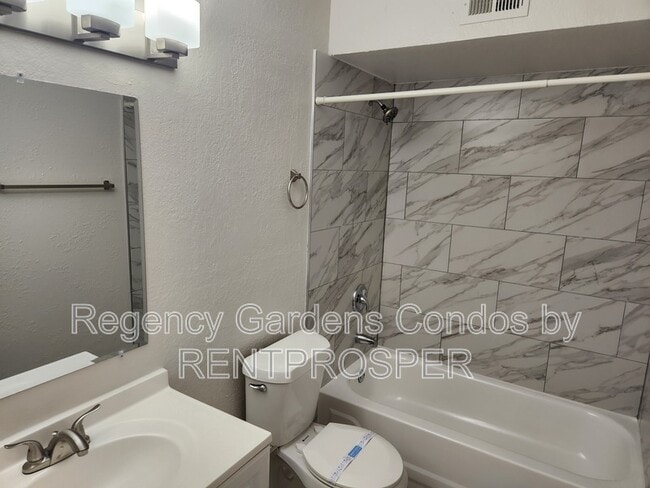 Building Photo - 4200 Thornbriar Ln Unit 208