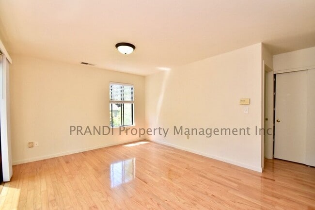 Photo - 18 Somerset Pl