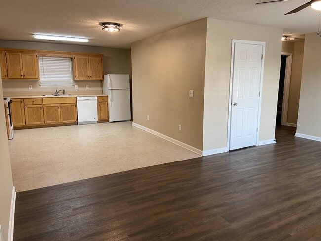 Building Photo - 2-102 Creek Side Dr Unit 2