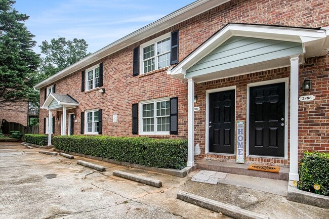 Building Photo - Spacious 3BR/2.5BA Townhouse in the Heart ...