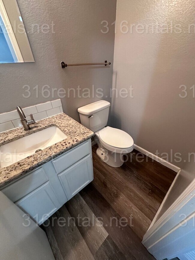 Photo - $895 - 2 bed 1.5 bath beautiful bi-level a... Unit 302