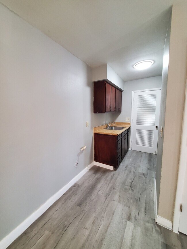 Kitchen - 706 N Broadway St Unit A