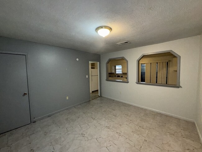 Photo - 5680 Queen Mary Ln