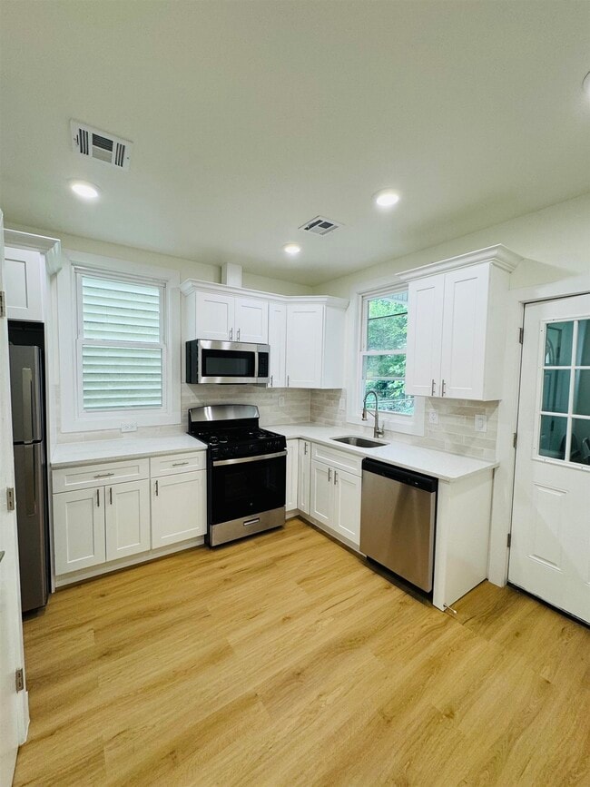Photo - 750 COMMUNIPAW Ave Apartamento Unidad 1A