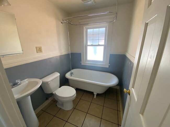 Photo - 711 W 7th St Unit 711 West 7th 2nd Floor Flat