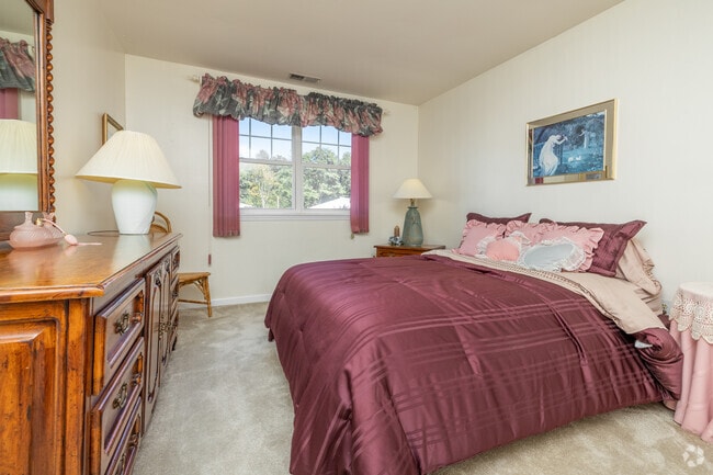 2BR, 1BA - 950SF - Bedroom