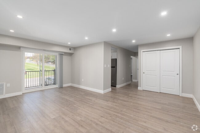 1BR, 1BA - 910SF - Living Room