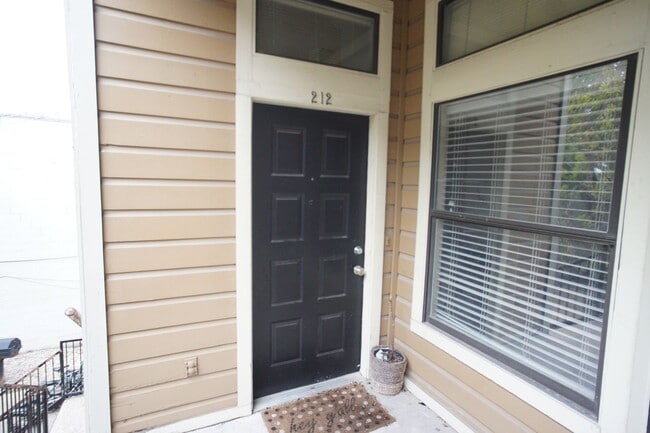 Building Photo - 2/2 Apartment Walking Distance from UT