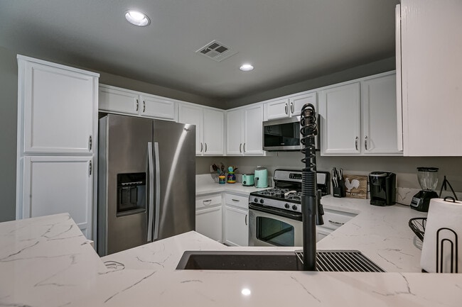 Building Photo - 7252 Quarterhorse Ln Rental