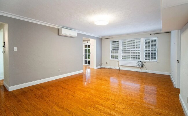 Family Room - 1211 Far Hills Ave Unit Manor 2
