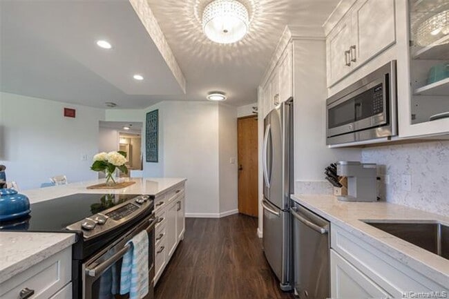 Photo - 1 bedroom, den with murphy bed, 1 cov parking, tropical grounds with pool, tennis courts +++++++