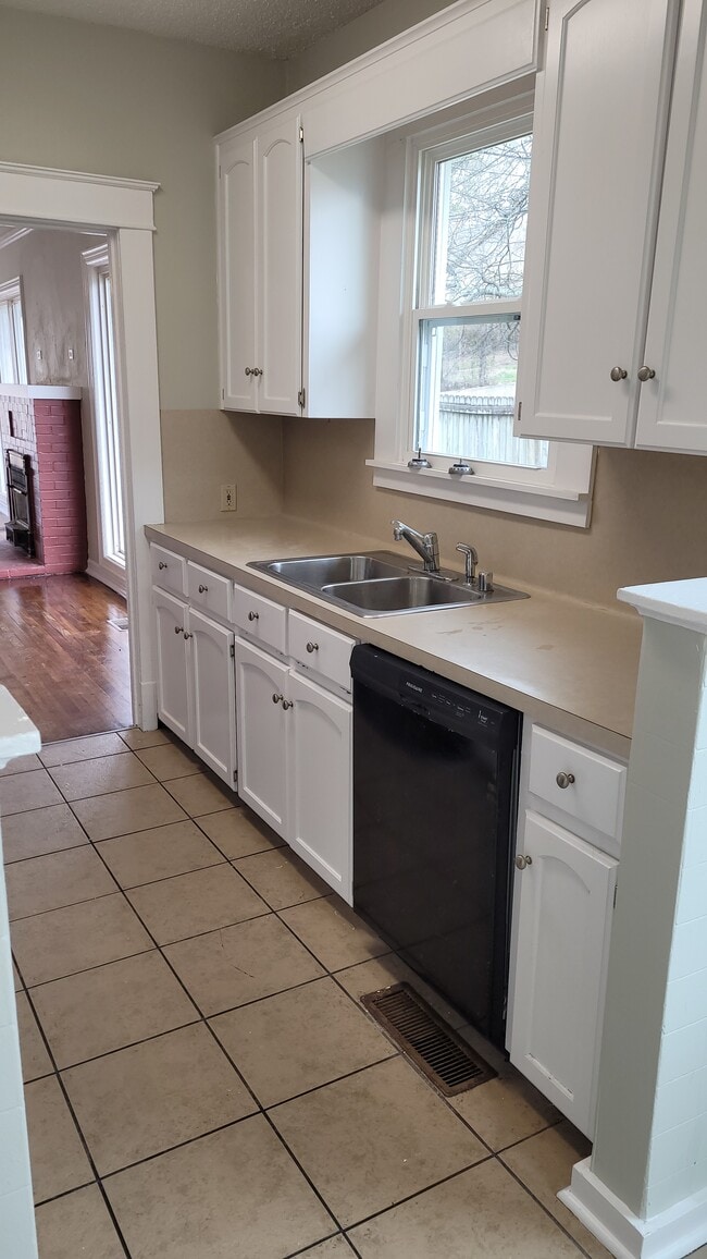 Photo - 3605 W Markham St