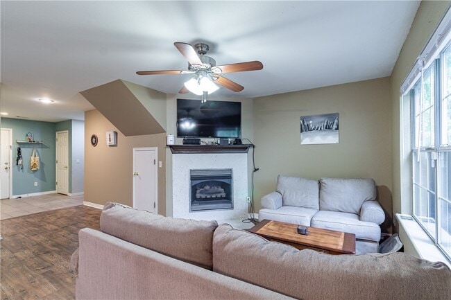 Photo - 869 W Peachtree Dr
