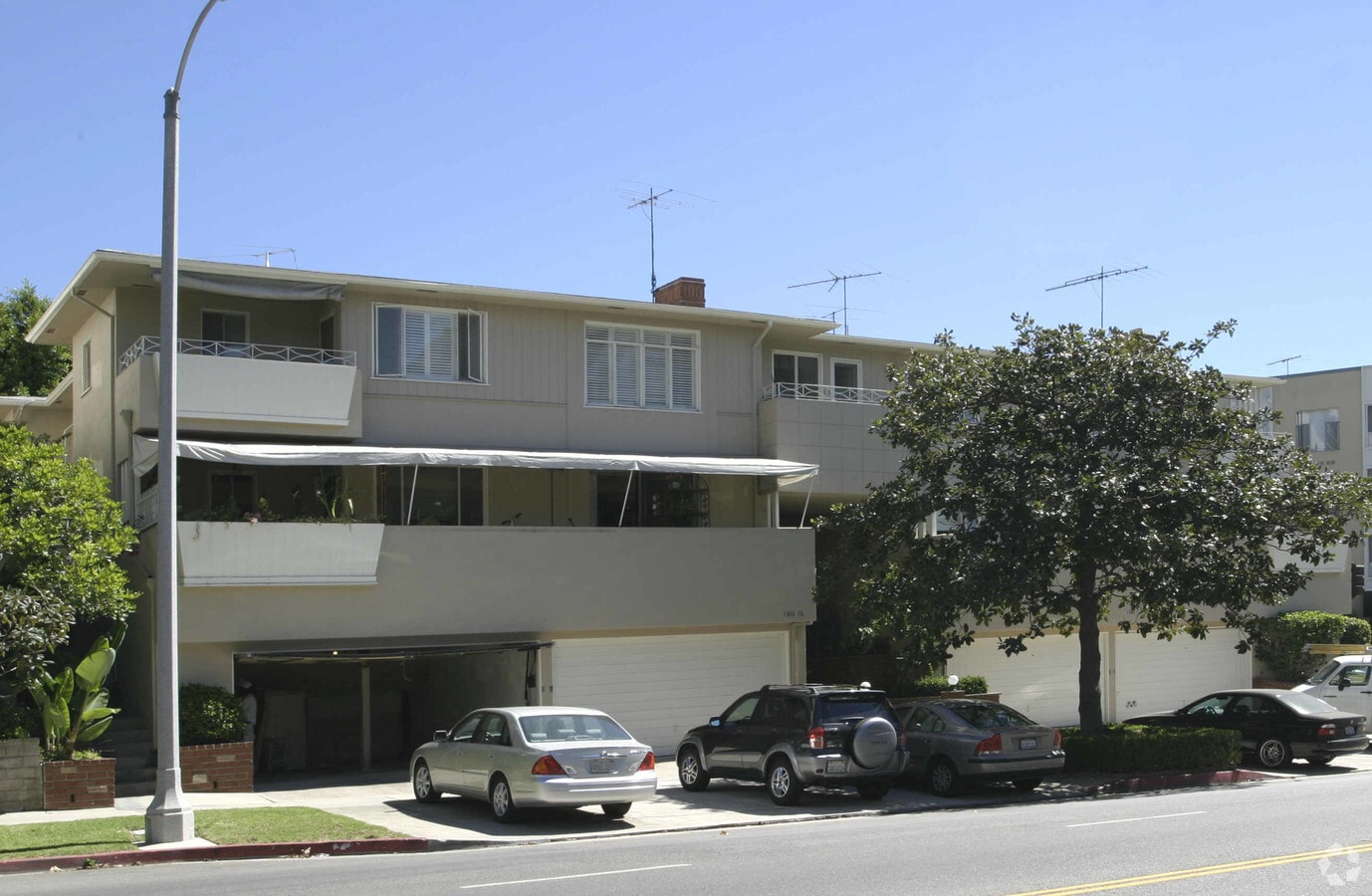 Photo - 1366 S Beverly Glen Blvd Apartamentos