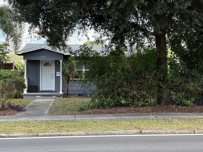 Building Photo - Beautifully Appointed 3/2 w Garage For Ren... Rental