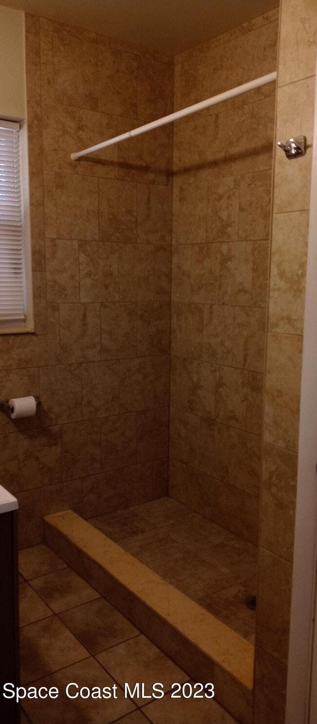 Photo - 250 Le Jeune Dr