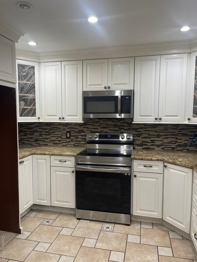 Building Photo - 185 E Parkview Dr