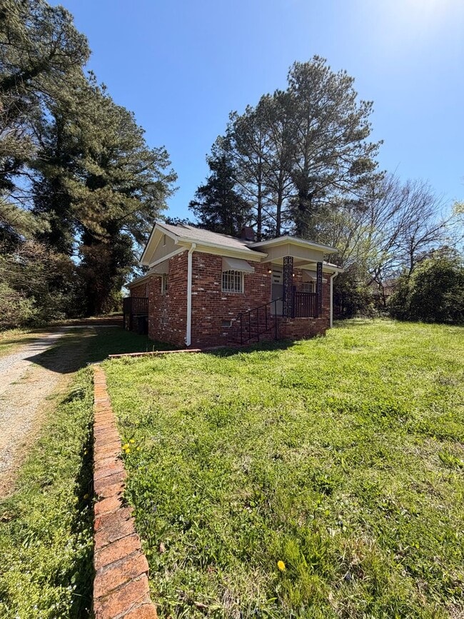 Building Photo - Brick 3/1 House in North Rome $950