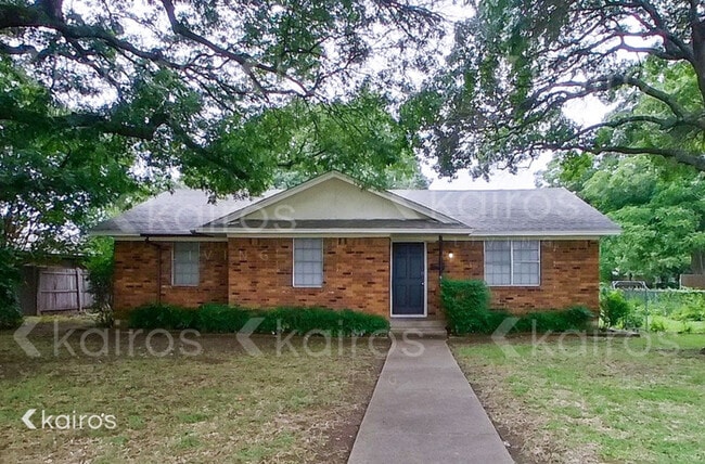 Building Photo - 914 W Pleasant Run Rd