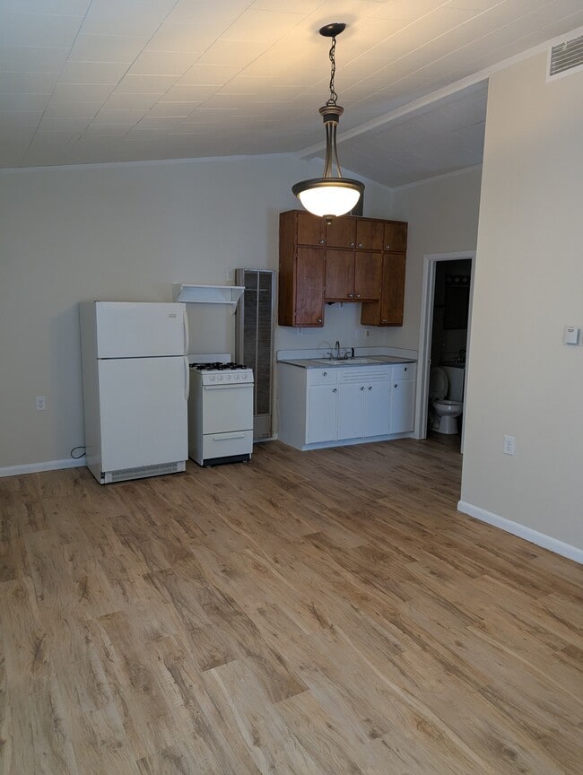 Photo - 635 E Grove Ave