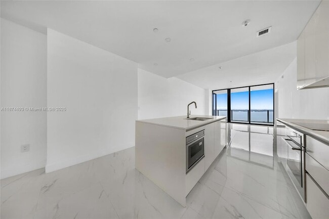 Building Photo - 700 NE 24th St Unit 2704