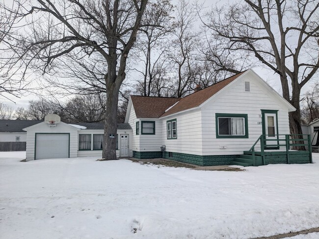 2 Bedroom / 1 Bath House in GREAT Location! - 2 Bedroom / 1 Bath House in GREAT Location!