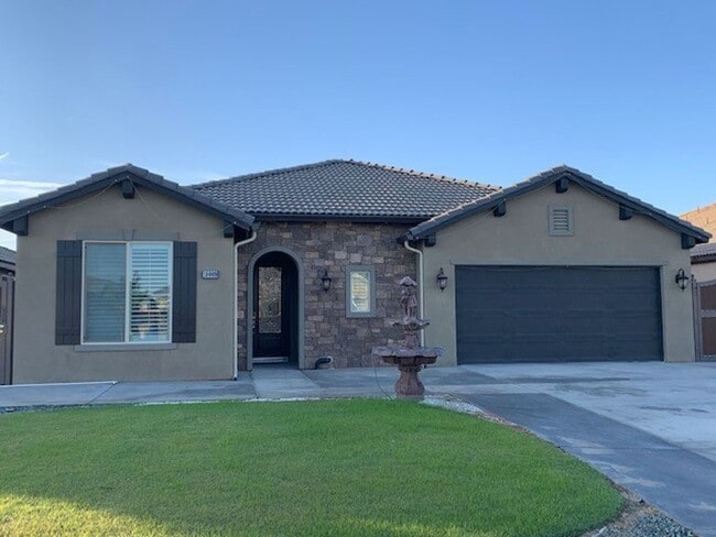 Building Photo - Modern 4-Bedroom Home with Solar, Dual Mas...