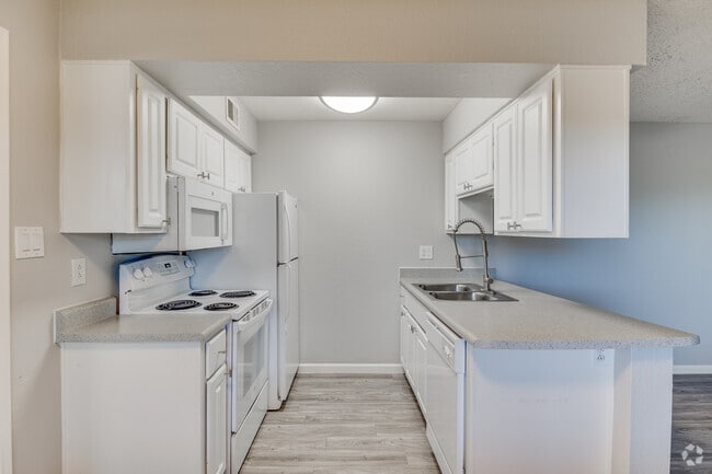 1BR, 1BA - 679SF - Kitchen - Miramonte