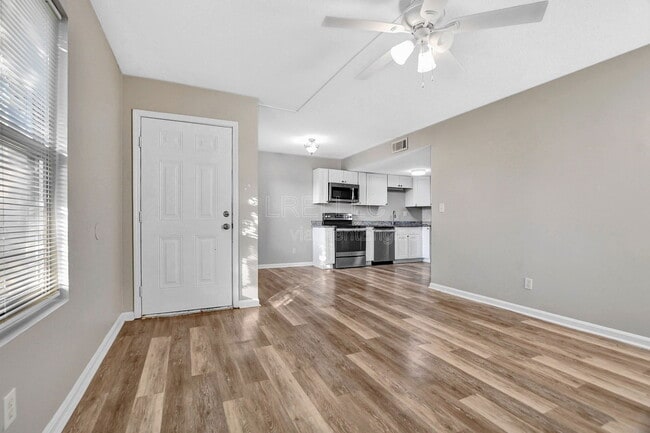 Photo - 407 Garrison Ct