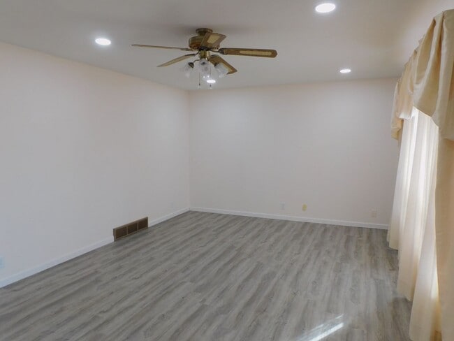 Photo - 3 Bedrooms, 2 baths, near schools and shopping