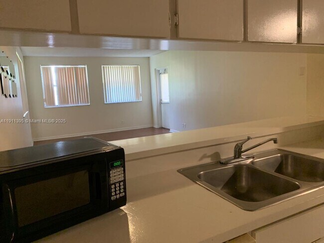 Photo - 8180 Geneva Ct Unidad 124