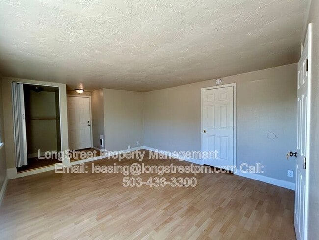 Photo - 772 SW Broadway Dr