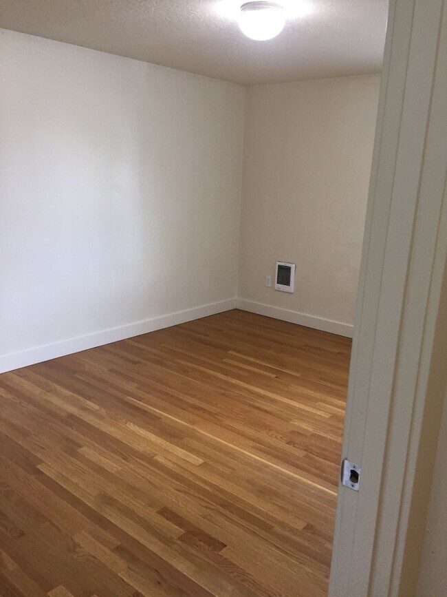 Photo - Ainsworth Mid-Century Arbor Lodge Universi... Apartment Unit 5