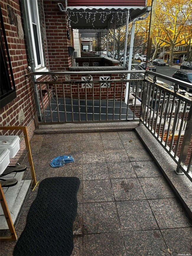 Photo - 2674 Hubbard St