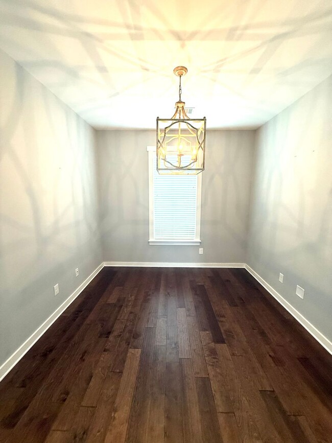 Photo - ** 4 Bed 2.5 Bath Located beside Park Cros...